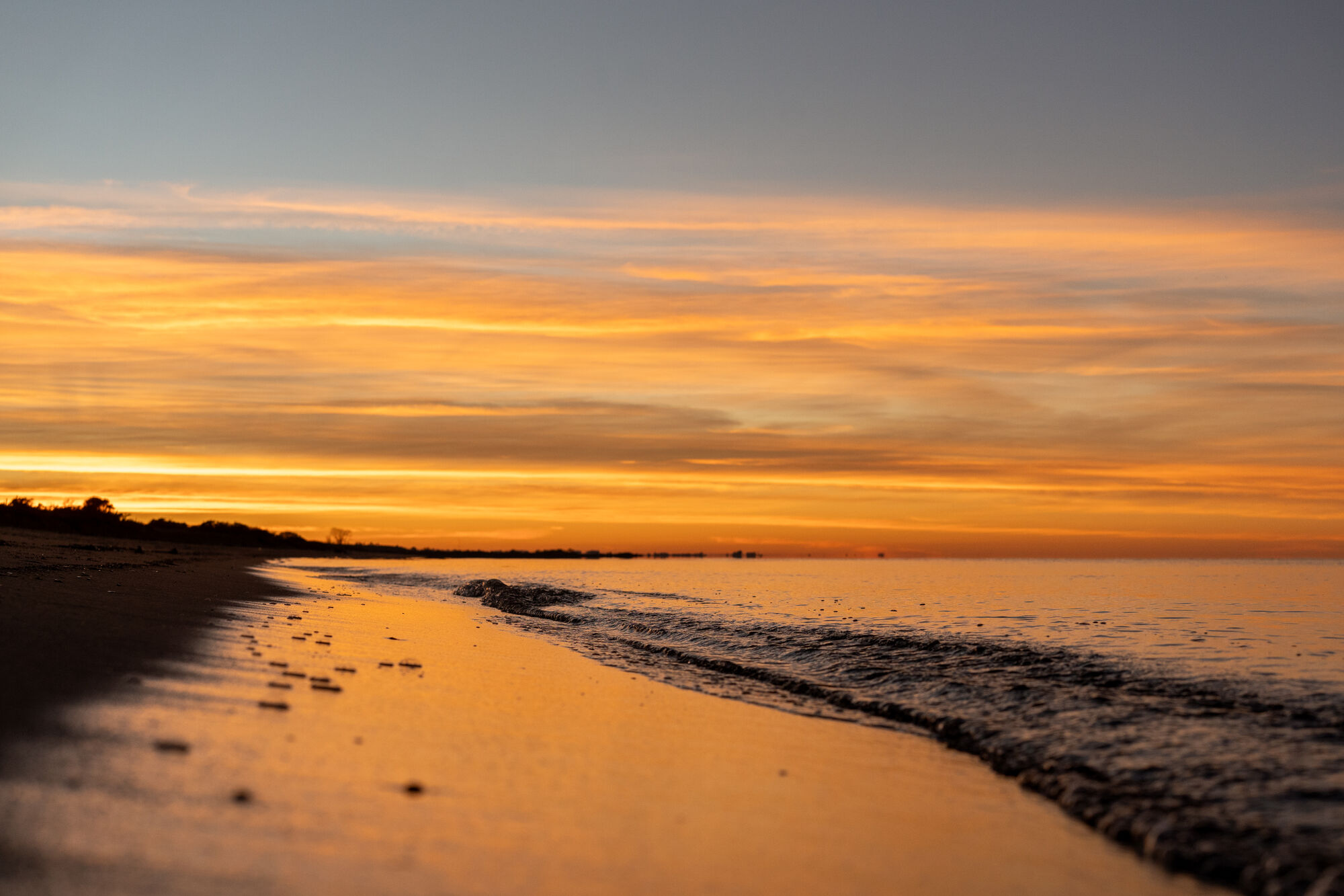 La playa sobre el Río de la Plata al atardecer
